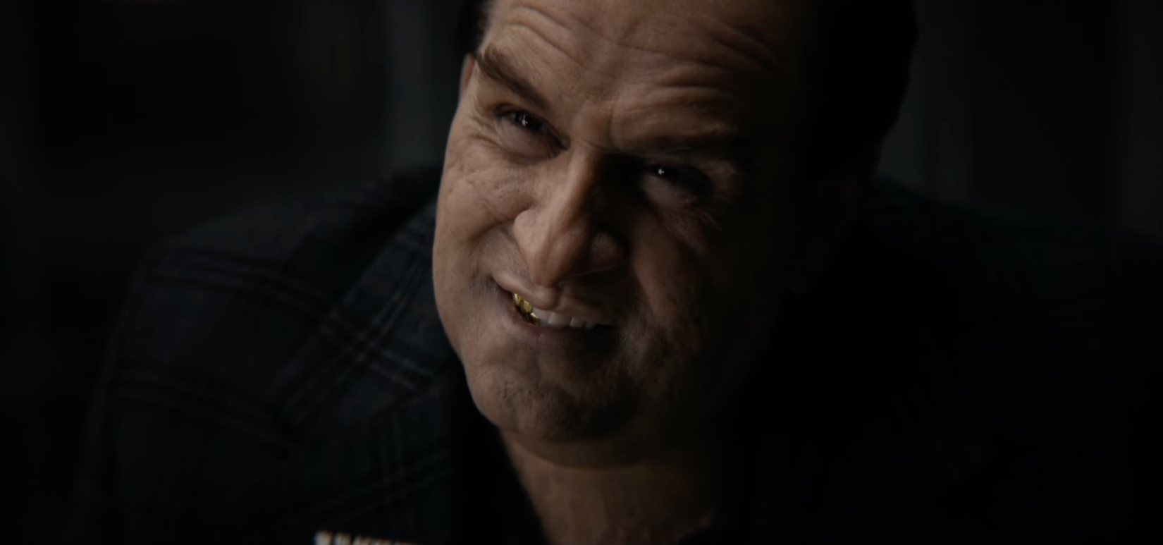 Colin Farrell como o pinguim no pinguim, zombando da câmera.