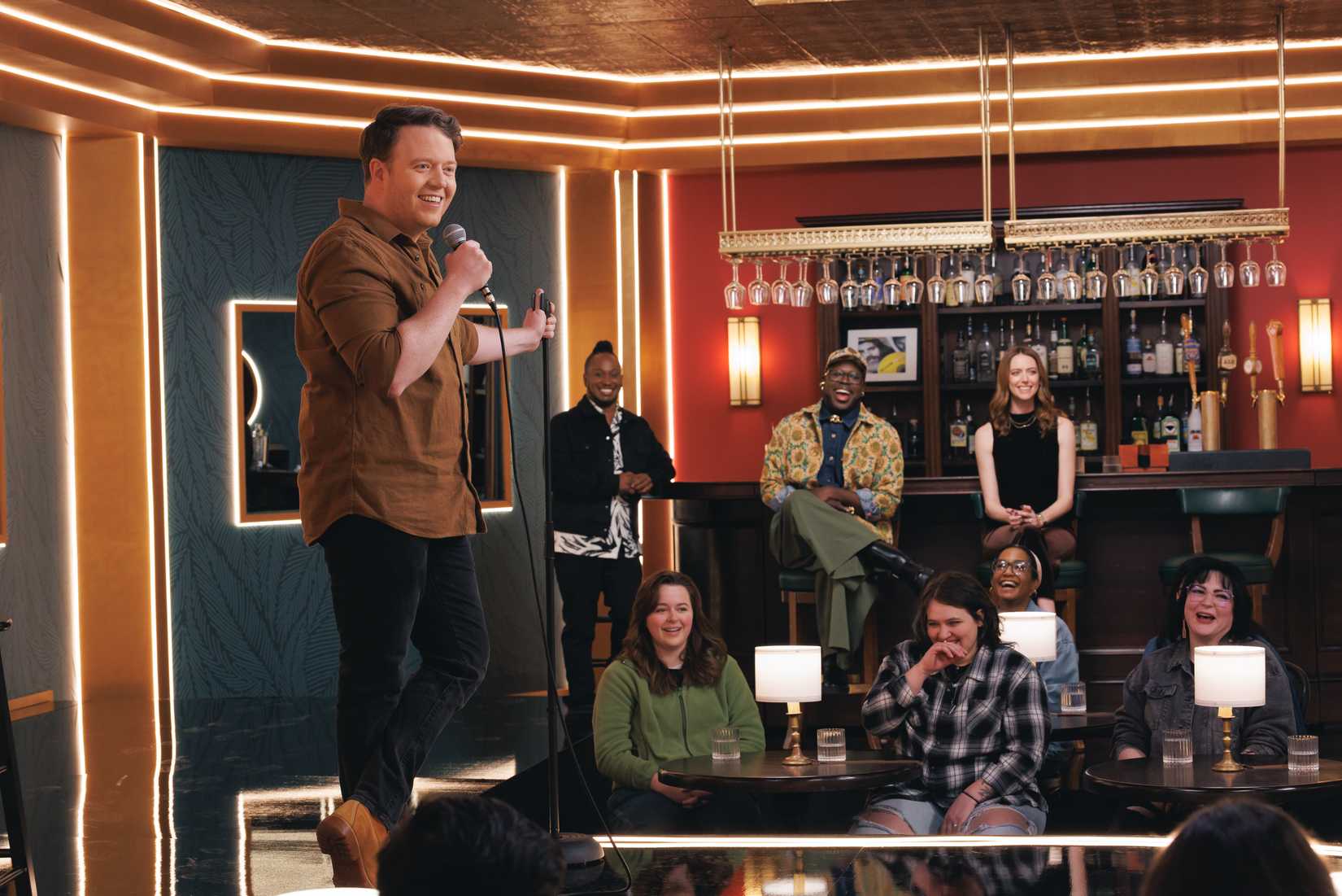 Brennan Lee Mulligan fazendo stand-up no controle da multidão do abandono.