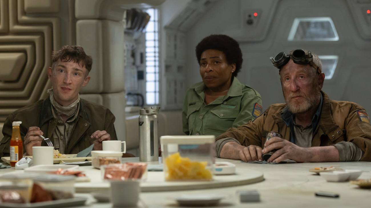 O aprendiz, oficial médico e mecânico do mecânico do Maginot, todos jantam juntos.