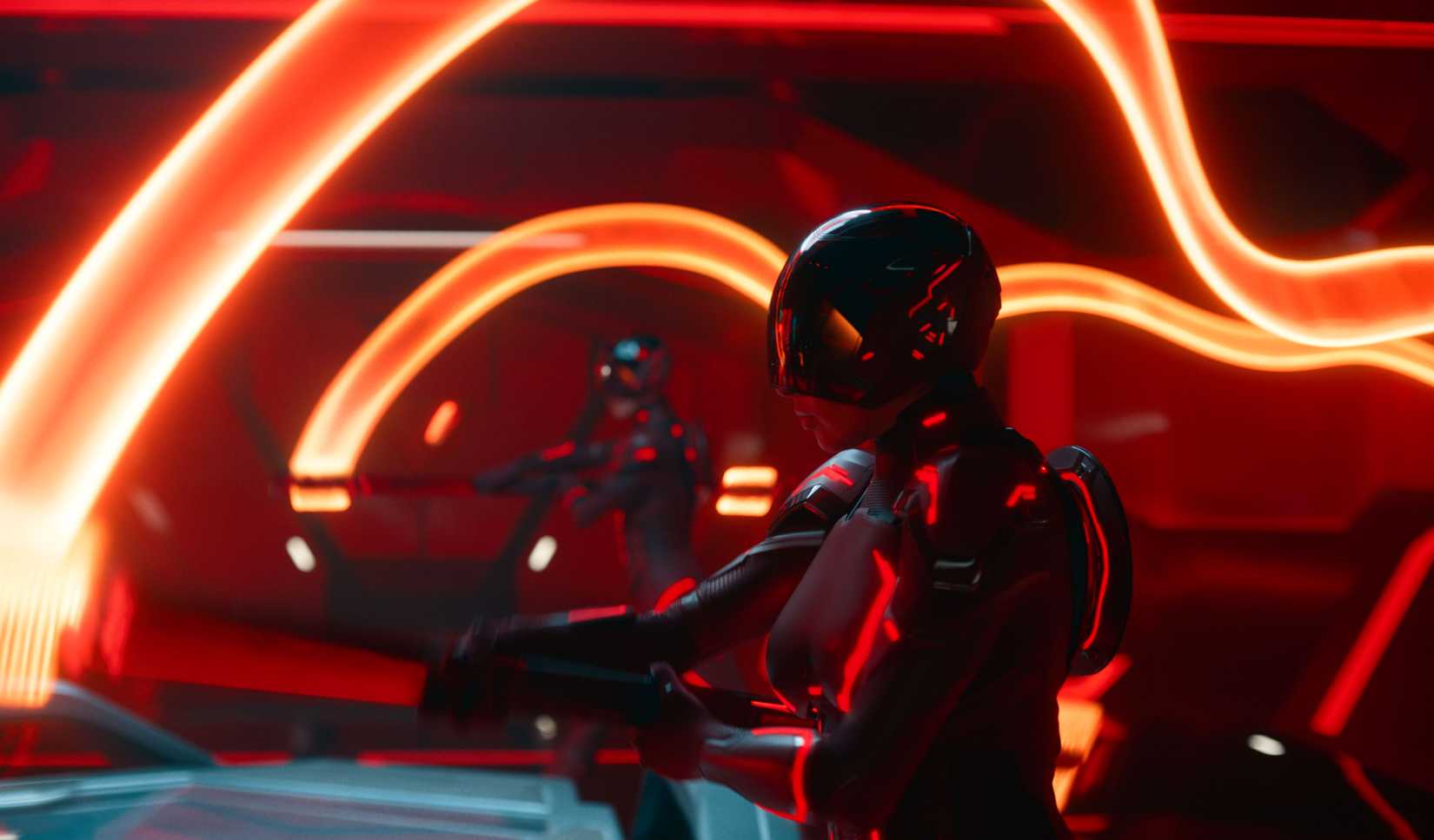 Duas figuras humanóides mascaradas e blindadas em preto e neon-vermelho estão em meio a ondas de luz em Tron: Ares