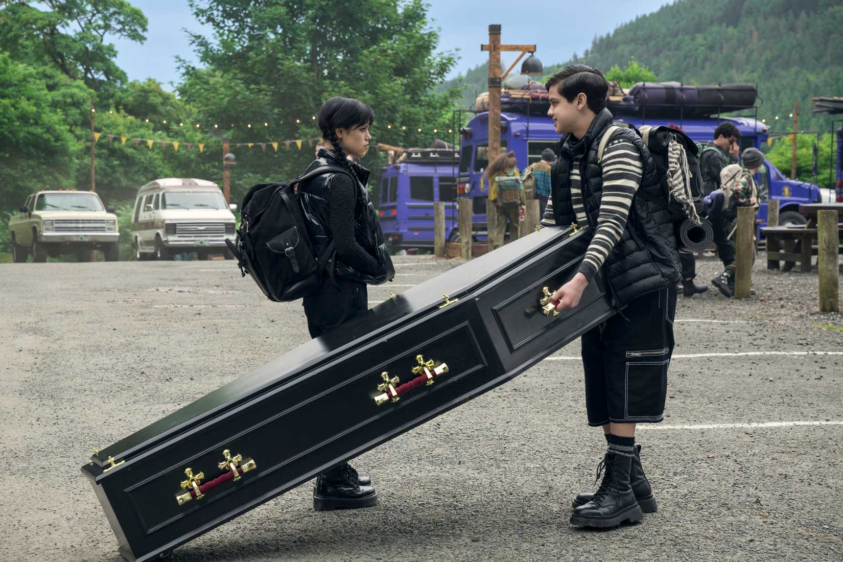 Imagem com quarta -feira e pugsley. Pugsley está segurando um caixão, enquanto quarta -feira olha para ele, sem graça. Imagem da Netflix.