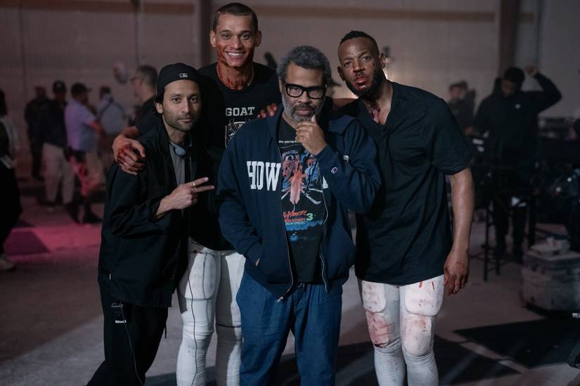 O diretor Justin Tipping e o produtor Jordan Peele posam para uma foto no set dele com estrelas cobertas de sangue Tyriq Withers e Marlon Wayans