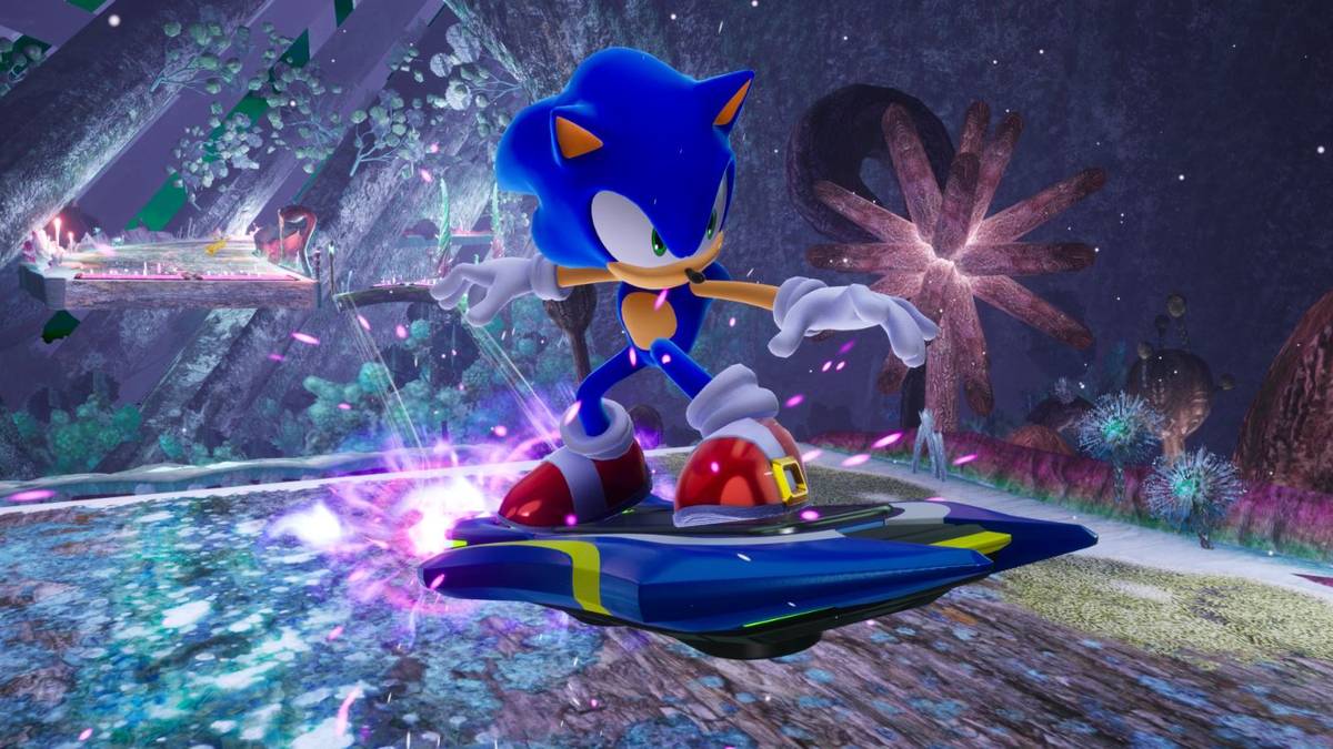 Sonic the Hedgehog em Sonic Racing: Crossworlds, enquanto o Blue Blur se equilibra em um hoverboard.