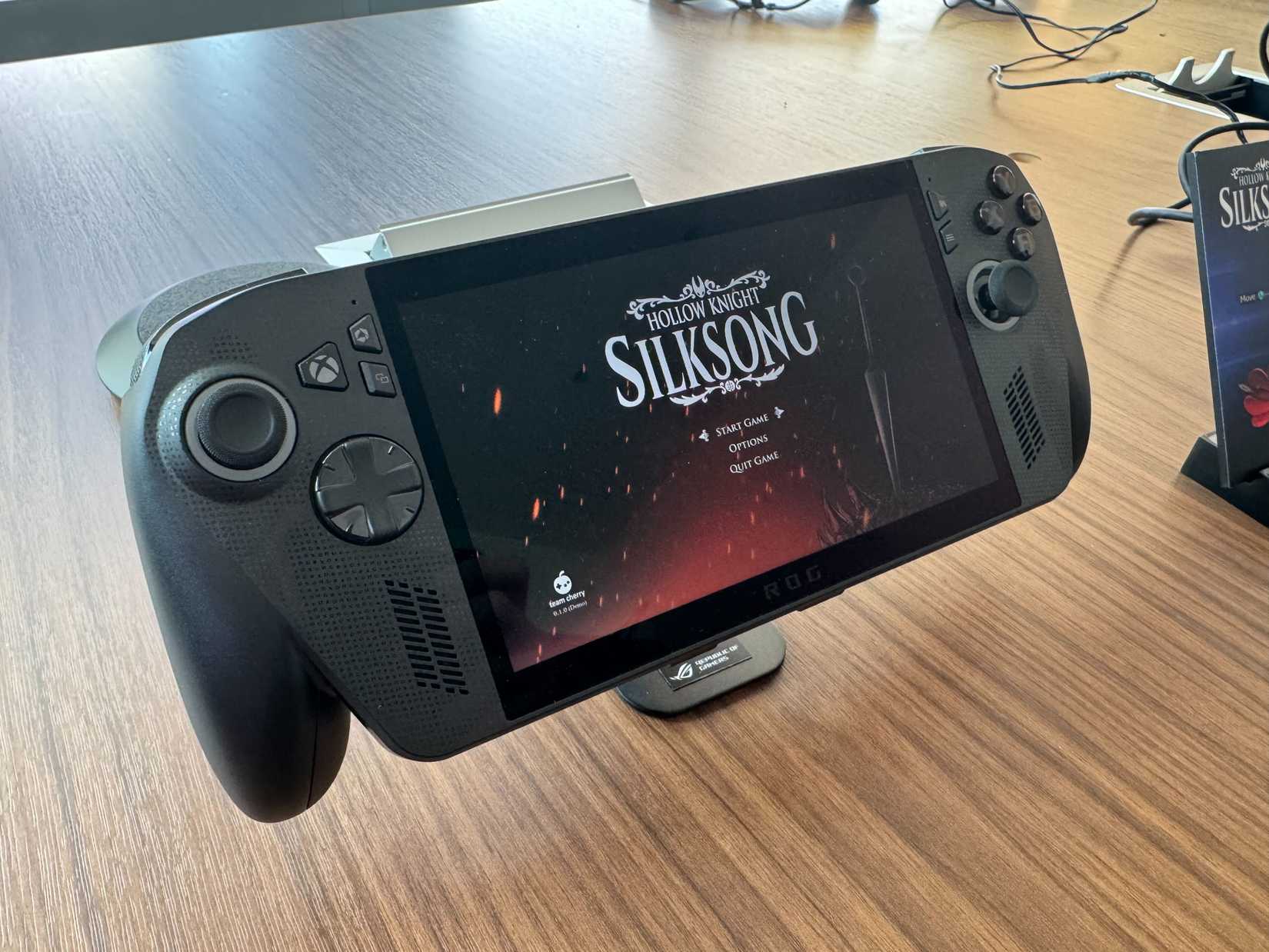 Um aliado Xbox Rog fica em um suporte.