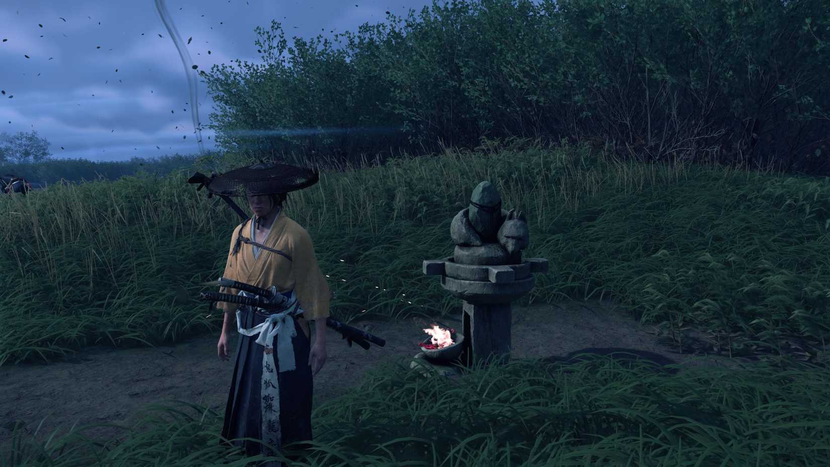 Atsu em pé perto de uma estátua de lobo para o fantasma do Relicário de Courage de Yotei