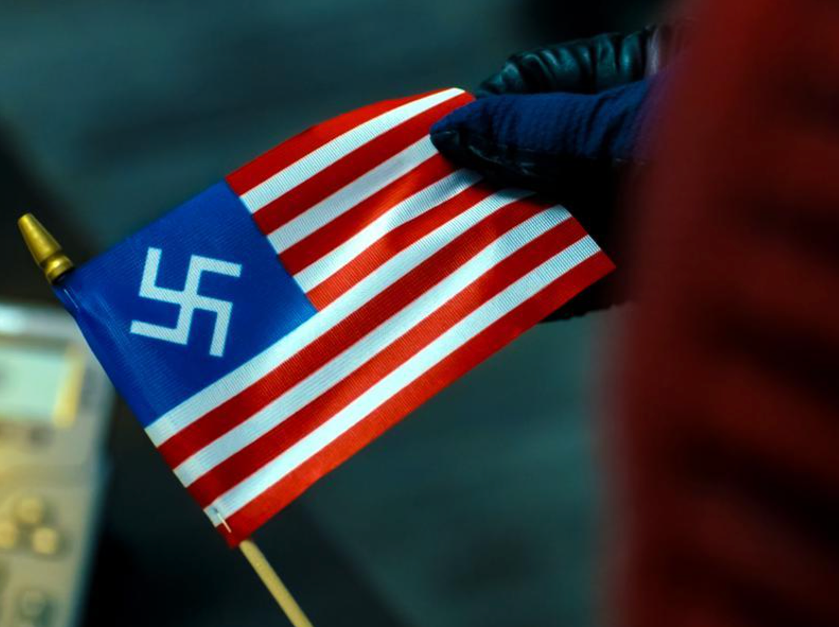 Bandeira nazista americana na segunda temporada de pacificadores