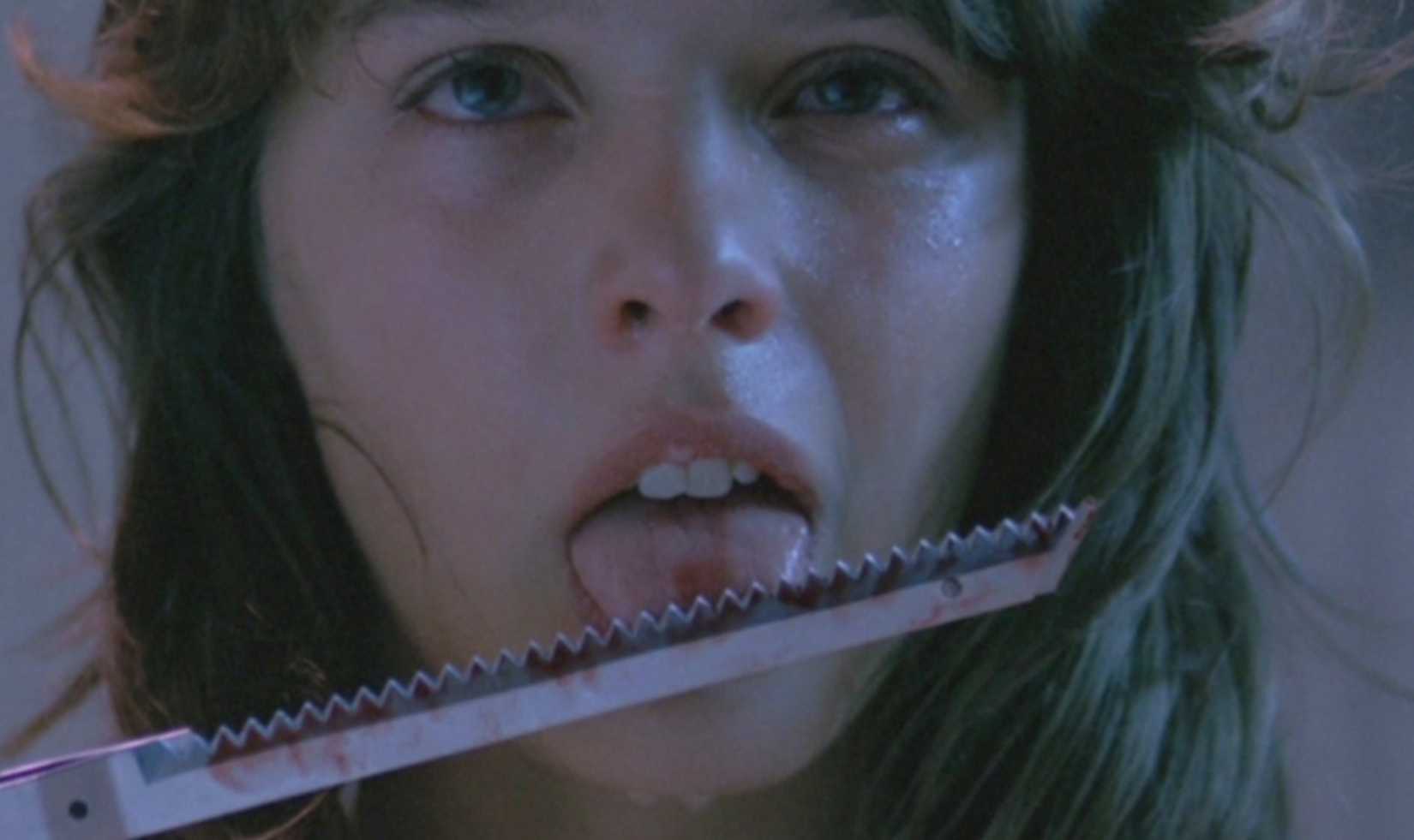 Uma jovem em close extremo lambe o sangue da lâmina de uma faca serrilhada em Der Fan