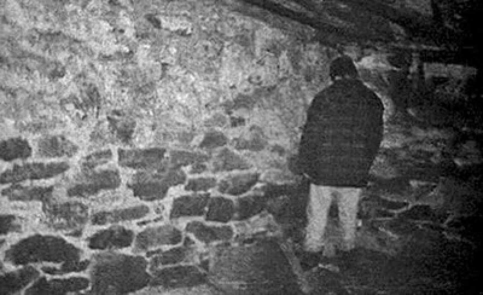 Mike parado em um canto em The Blair Witch Project
