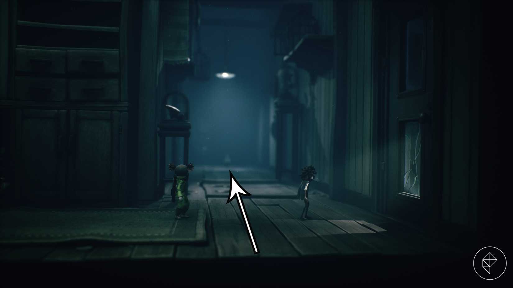 Um gnomo à distância em Little Nightmares 3.