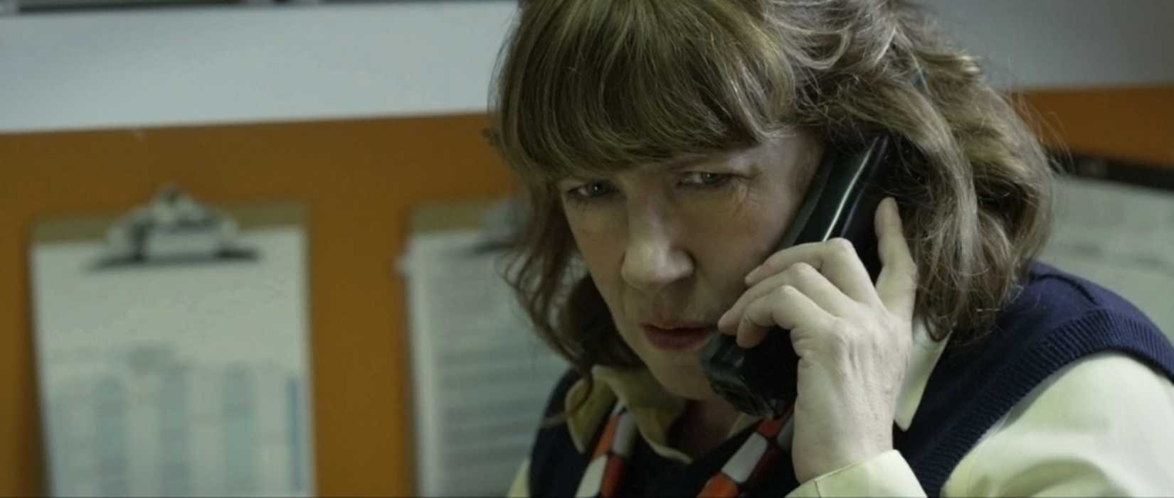 Conformidade - Ann Dowd ao telefone