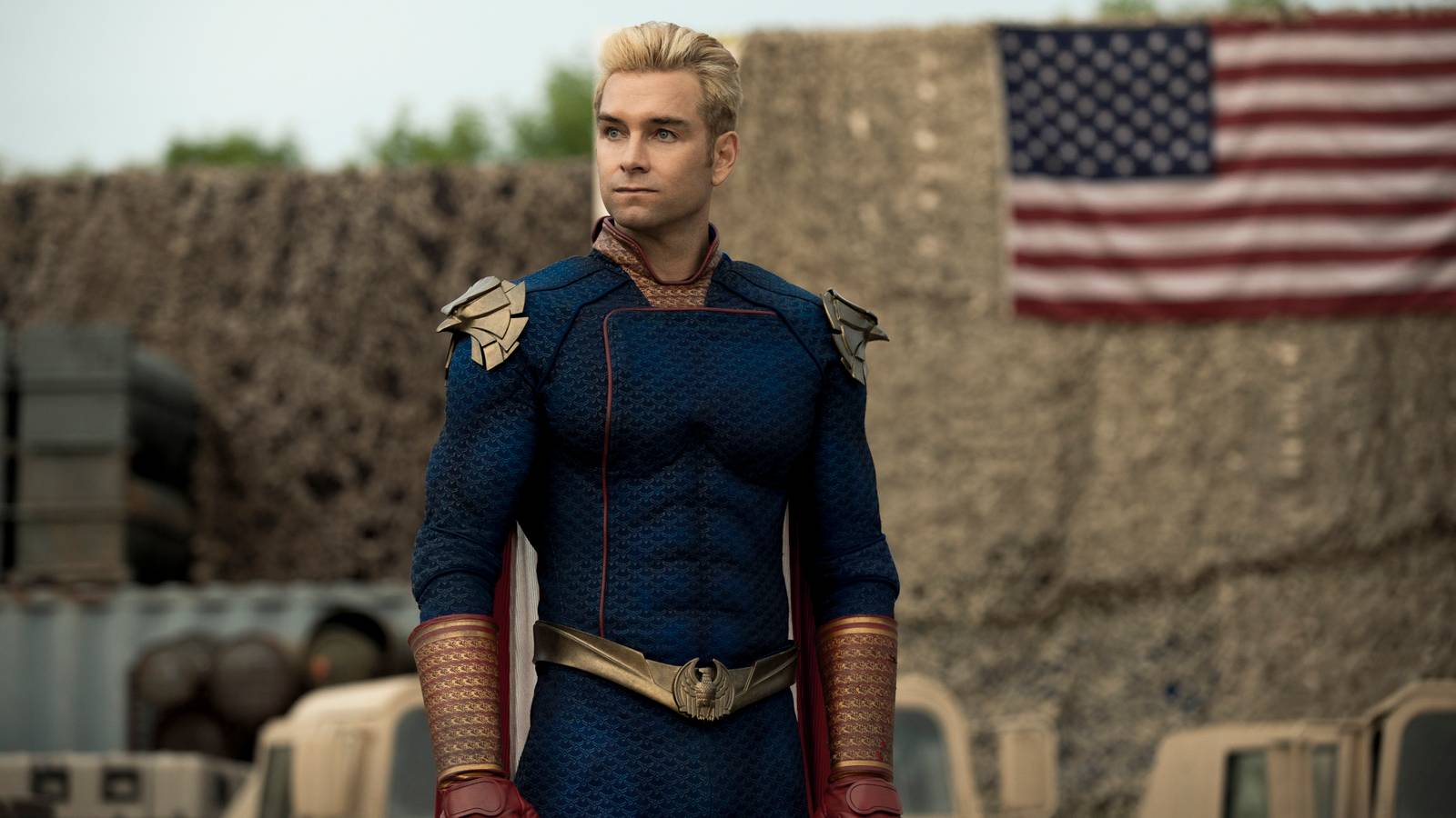 Homelander fica em frente à bandeira americana em foto da série de TV The Boys