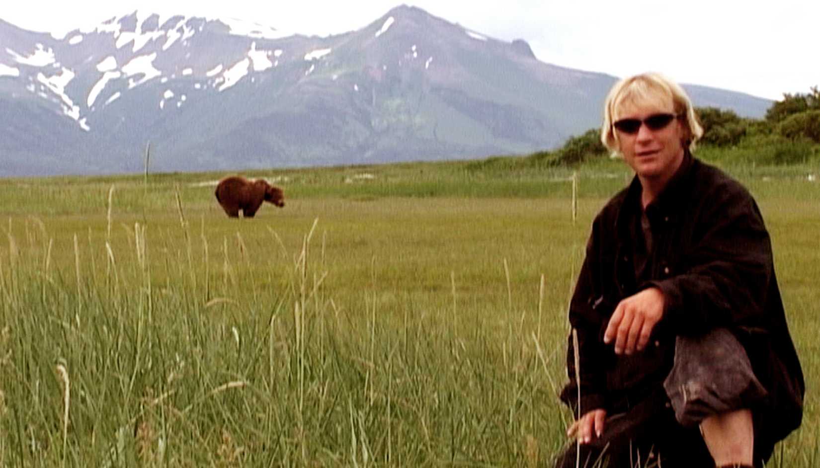 Timothy Treadwell posando na frente de um urso em Grizzly Man