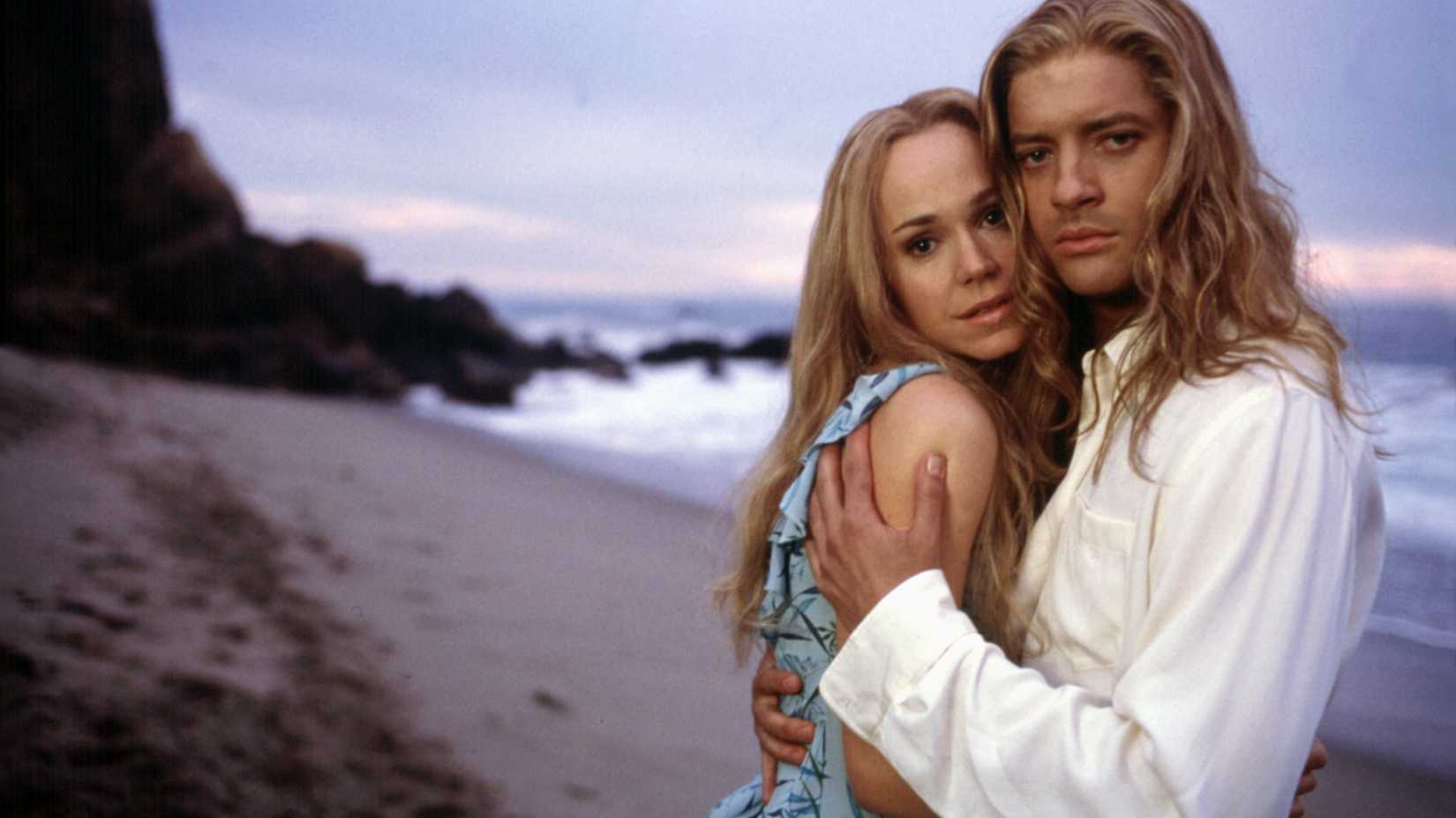 Frances O'Connor e Brendan Frasier se abraçaram em uma praia de BeDazzled