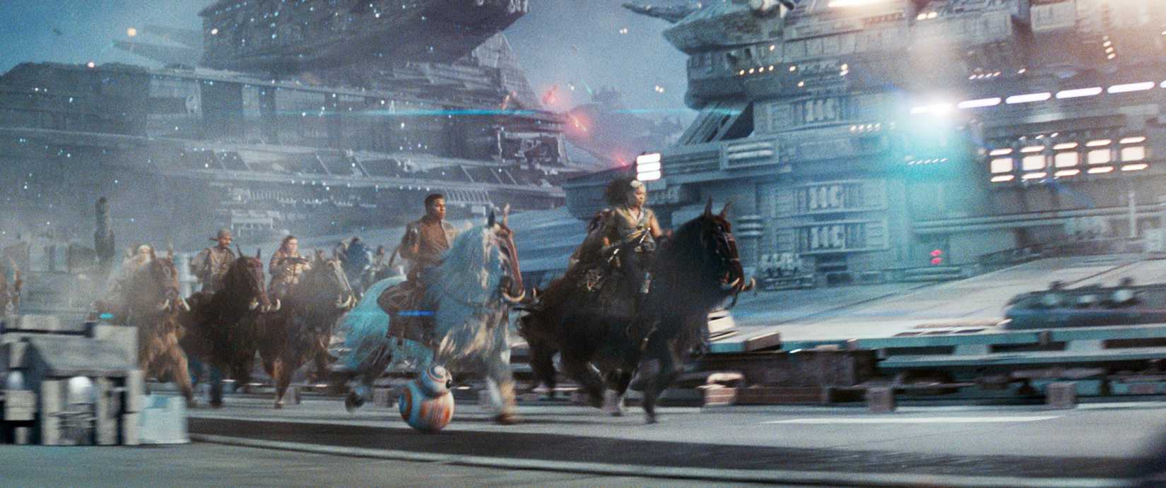 Imagem de The Rise of Skywalker apresentando Naomi Ackie como Jannah e John Boyega como Finn. Eles andam em cima de criaturas alienígenas parecidas com cavalos.