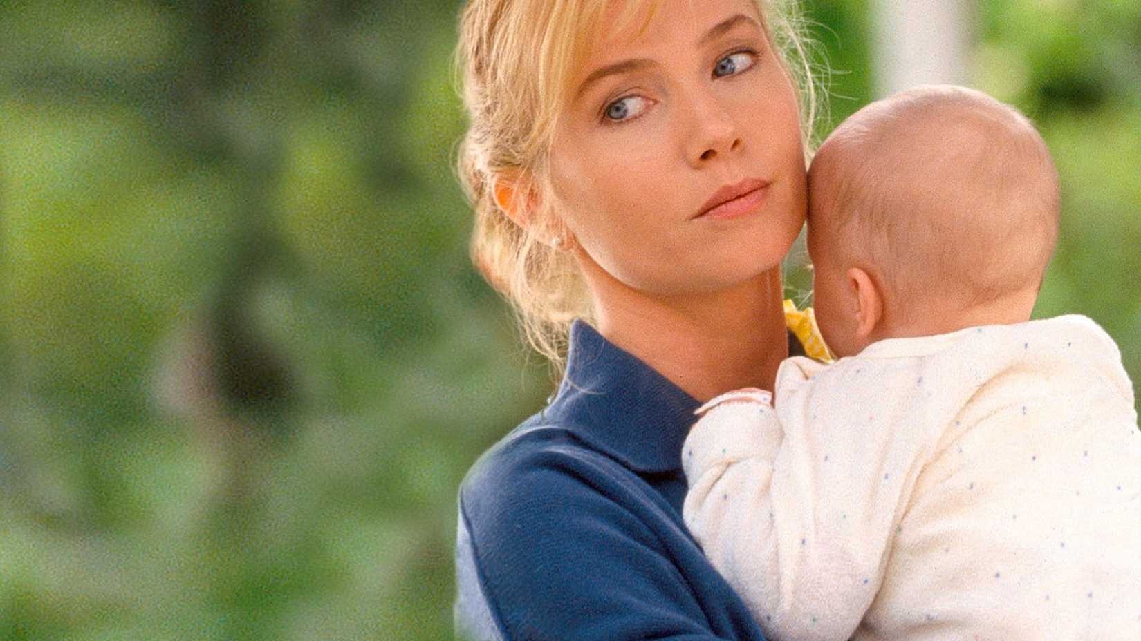 Rebecca De Mornay novamente segura ameaçadoramente o bebê de outra pessoa em uma cena da versão original de 1992 de The Hand That Rocks the Cradle