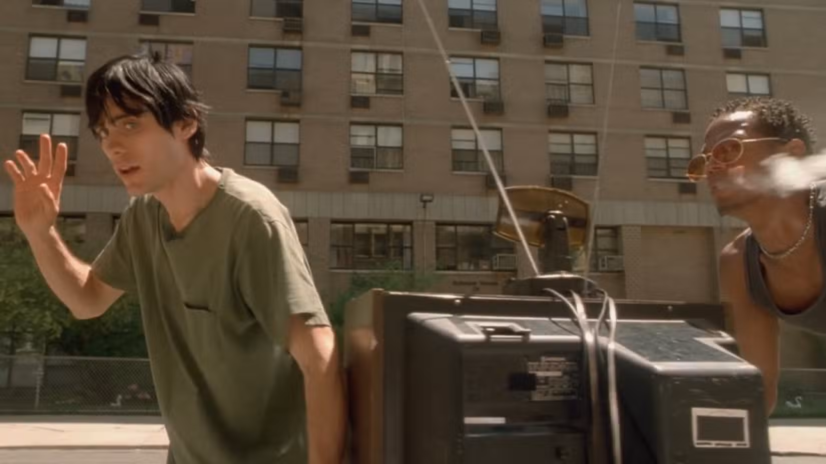 Harry acena desajeitadamente para os amigos de sua mãe enquanto ele e Tyrone levam a TV dela para a loja de penhores.