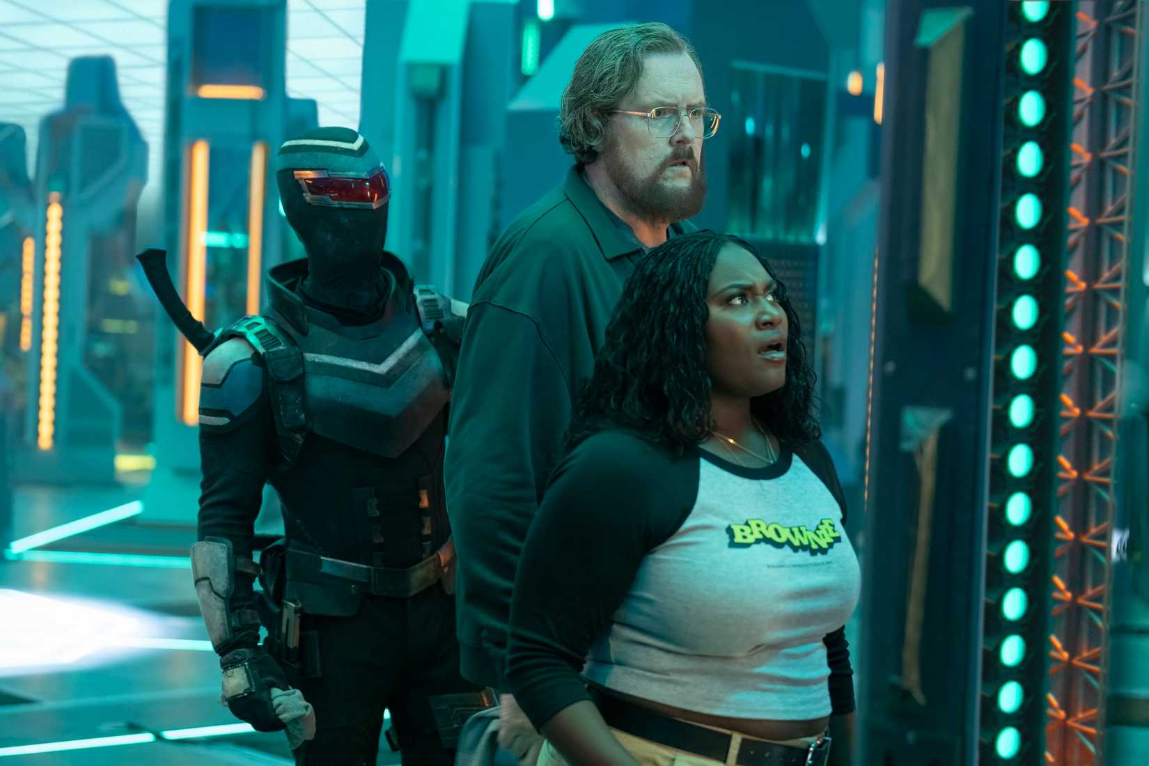 Vigilante, John Economos e Adabayo (Freddie Stroma, Steve Agee, Danielle Brooks) estão em um espaço escuro e futurista na 2ª temporada do Peacemaker