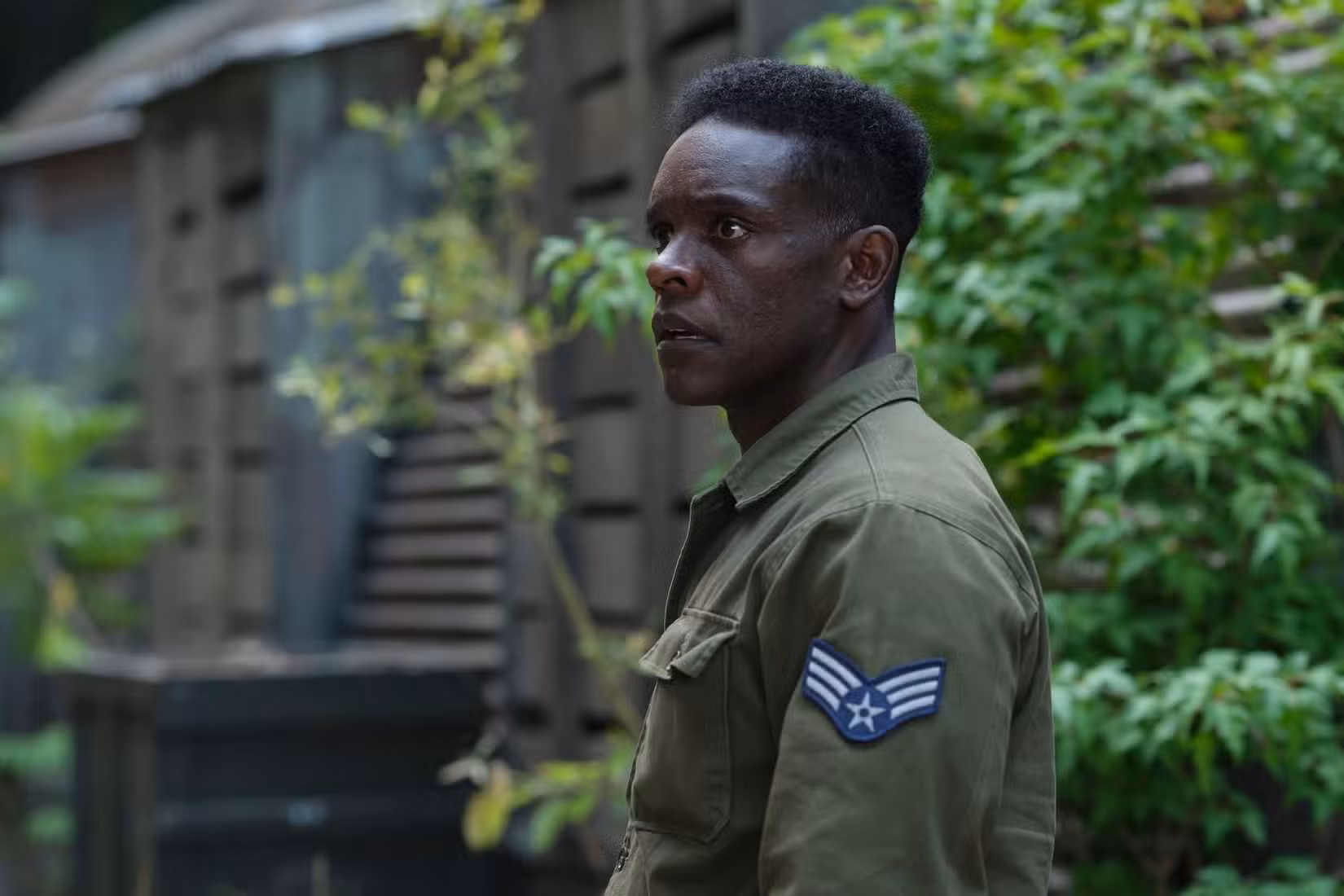 Chris Chalk como Dick hallorann em uniforme militar em TI: Bem-vindo a Derry