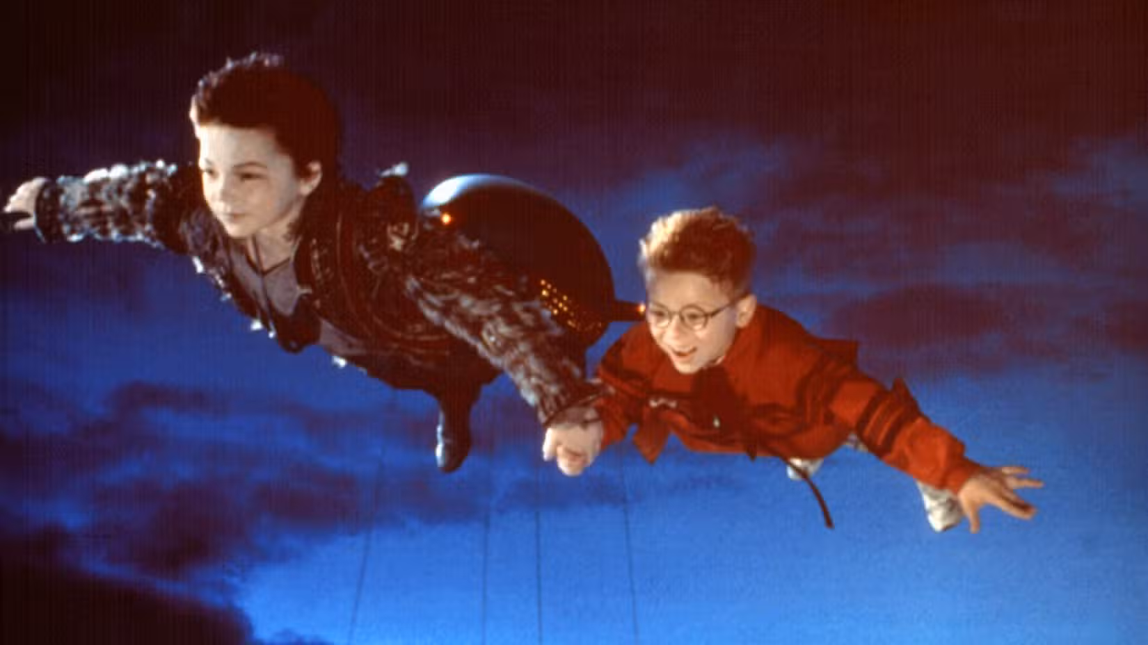 Jonathan Lipnicki e Rollo Weeks como Rudolph e Tony Thompson voam pelo ar.