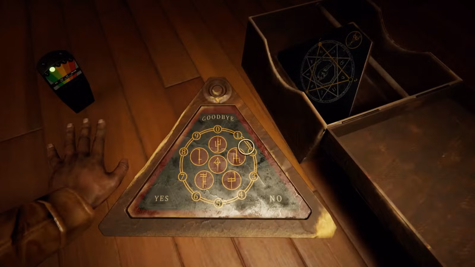 Atividade Paranormal: O protagonista de Threshold examina um objeto semelhante a um tabuleiro Ouija com um detector EMF próximo.