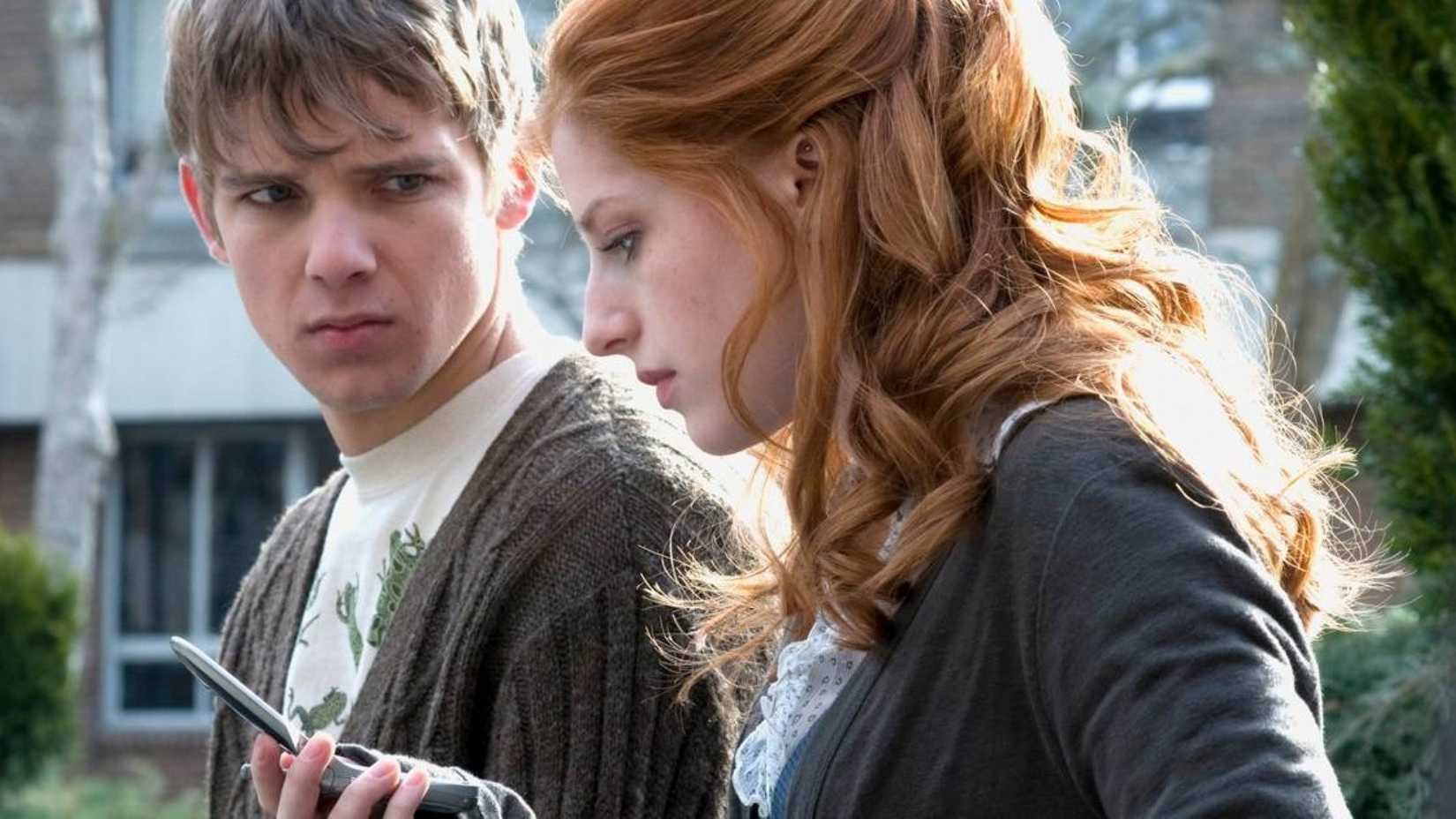 Em uma cena de My Soul to Take, dois adolescentes discutem sobre o serial killer que morreu no dia em que nasceram.