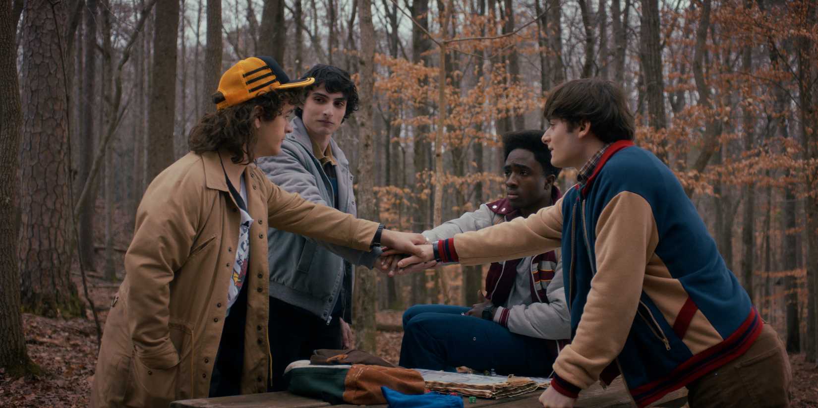 Os protagonistas de Stranger Things juntando as mãos em cena da 5ª temporada