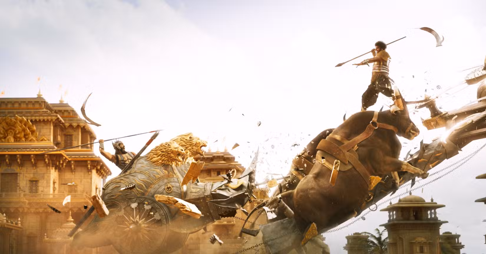 Baahubali atira uma lança de cima de um touro contra um homem que andava de carruagem