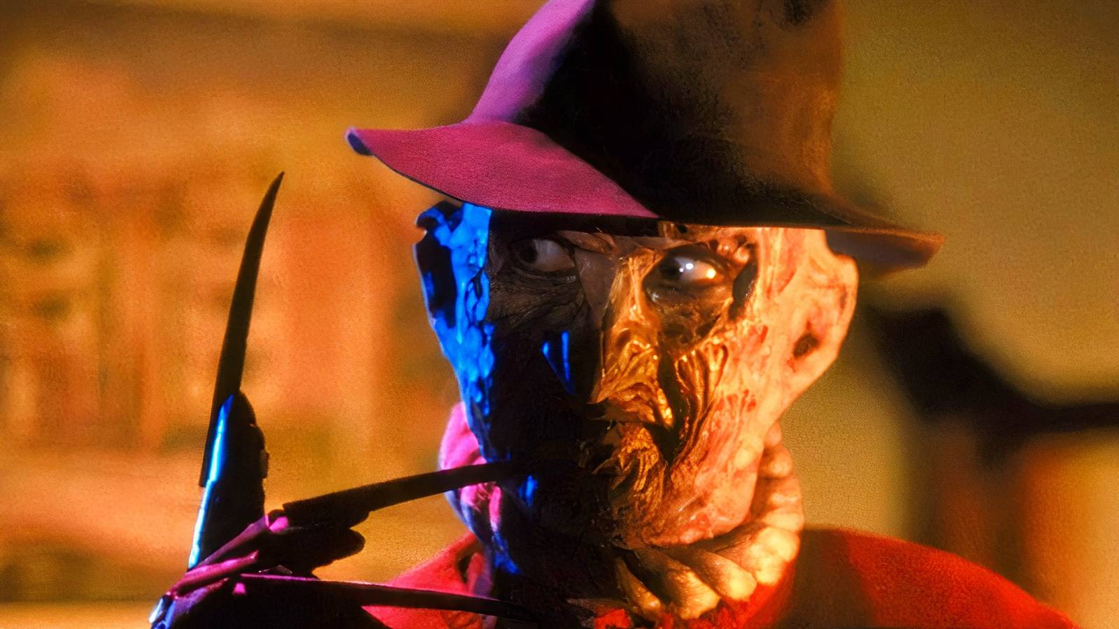 Freddy mostra seus apêndices afiados nas pontas de sua luva.