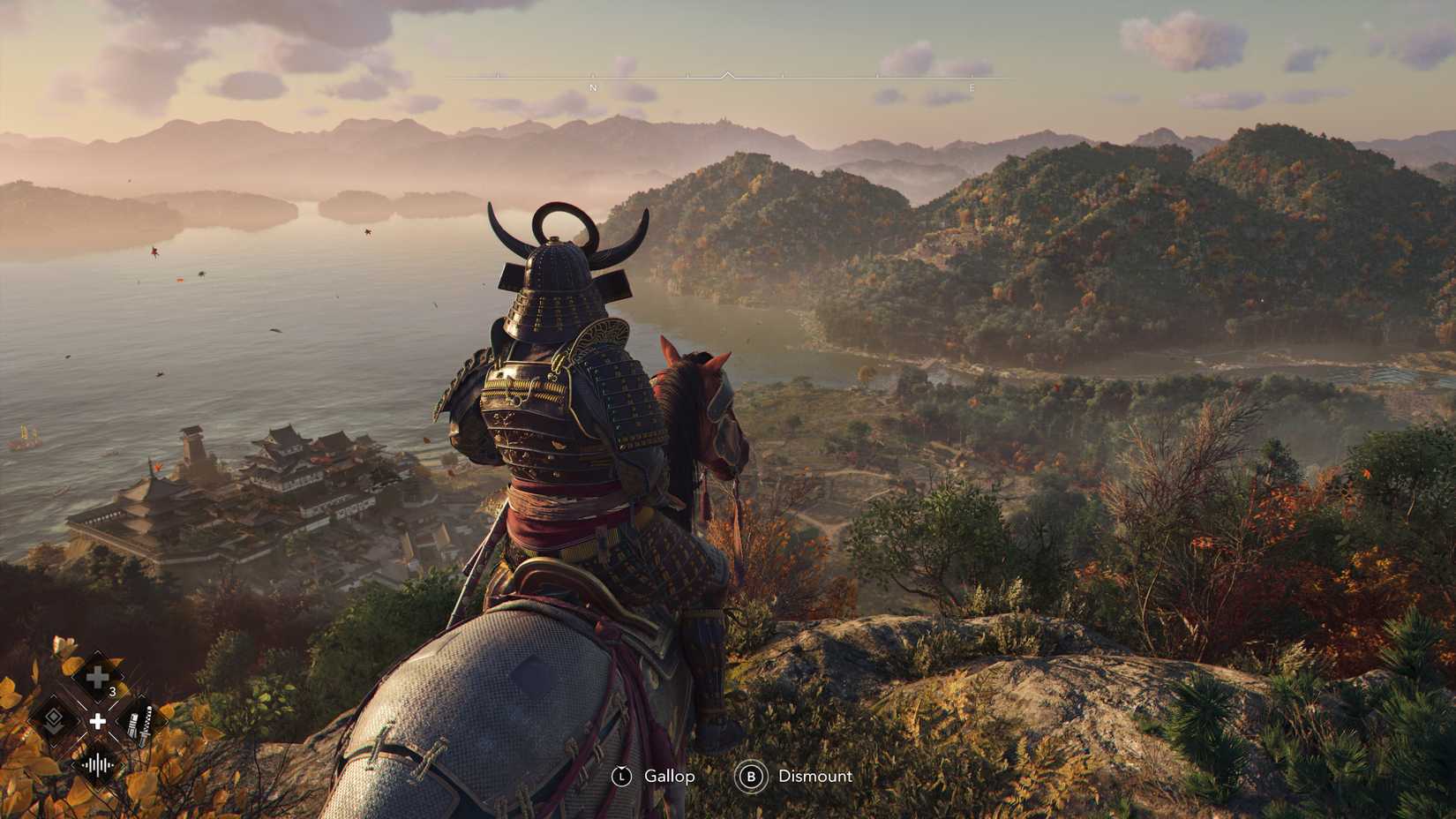 Yasuke, a cavalo, observa uma vista costeira na hora dourada do outono em Assassin's Creed Shadows