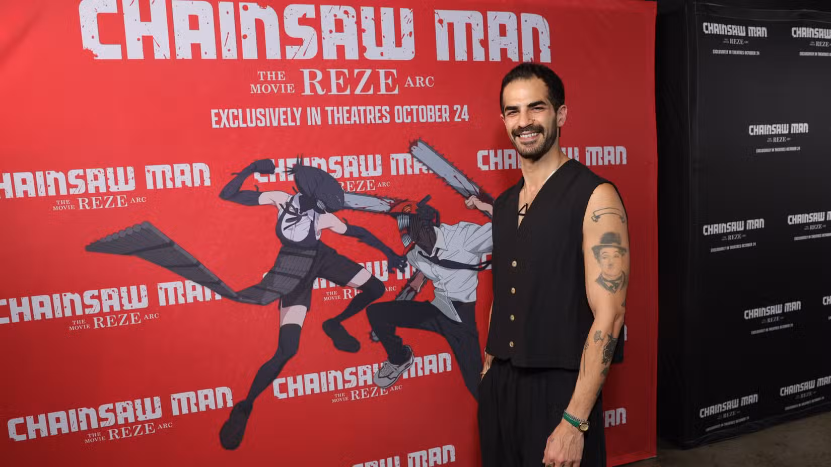 Ryan Colt Levy posa com pôster do filme Chainsaw Man