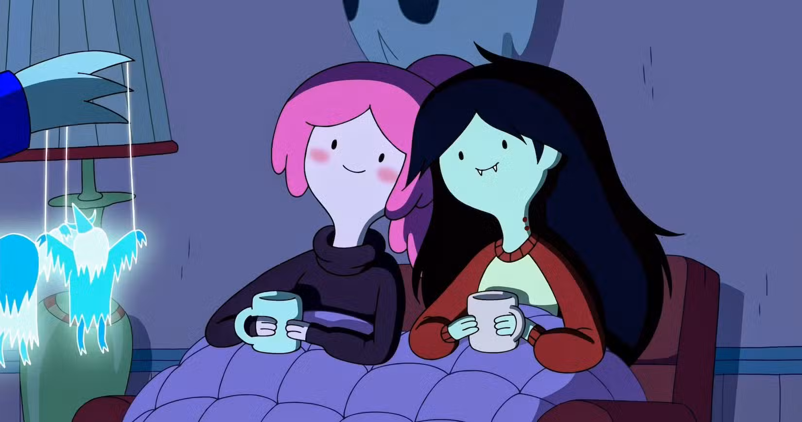 Jujuba e Marceline enroladas juntas na cama, encostadas uma na outra, em Hora de Aventura. Eles estão segurando xícaras de chá.