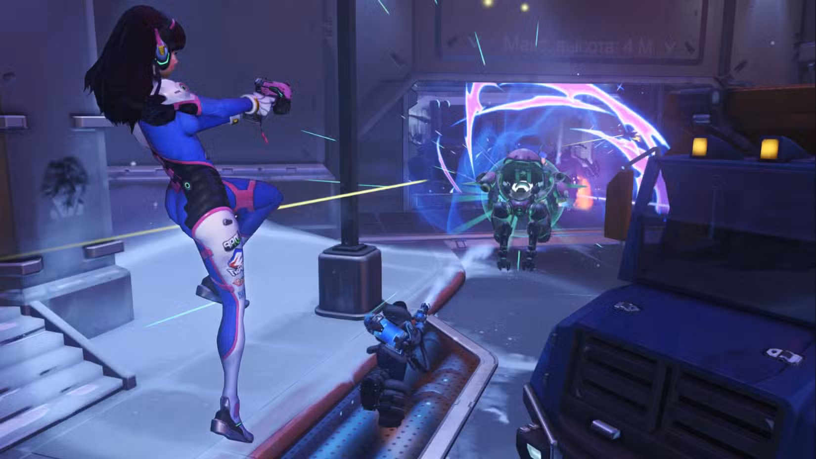 Uma captura de tela de Overwatch mostrando DVA saltando de seu MEKA, enquanto dispara à frente.