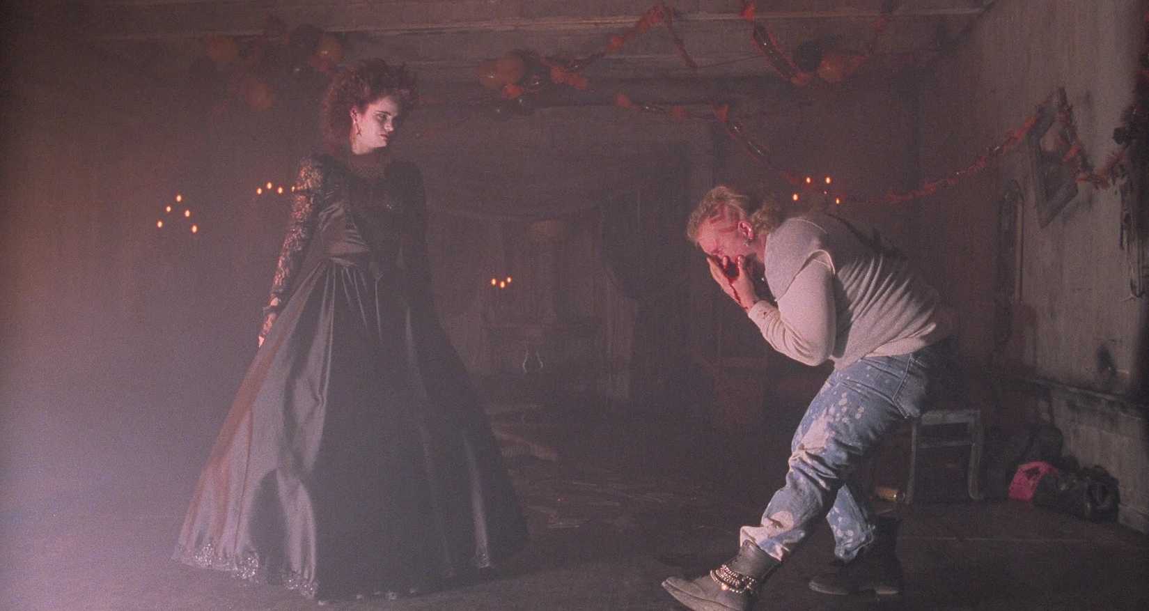 Noite dos Demônios: Ângela morde algum fantoche que agarra seu rosto ensanguentado