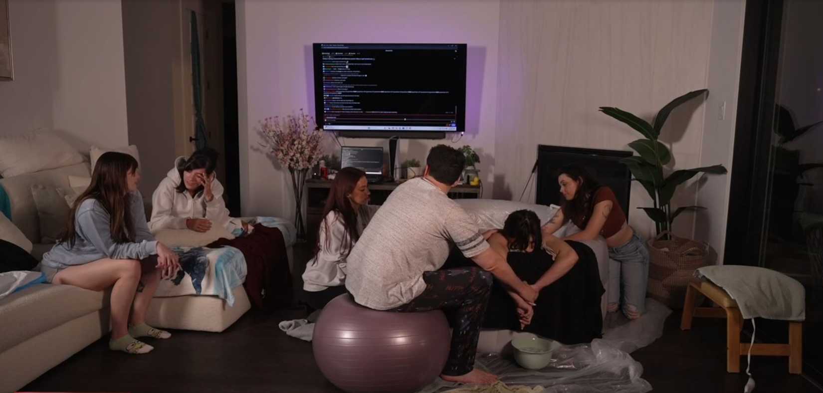 A streamer do Twitch, Fandy, dá à luz em casa, cercada por parteiras e amigos. 