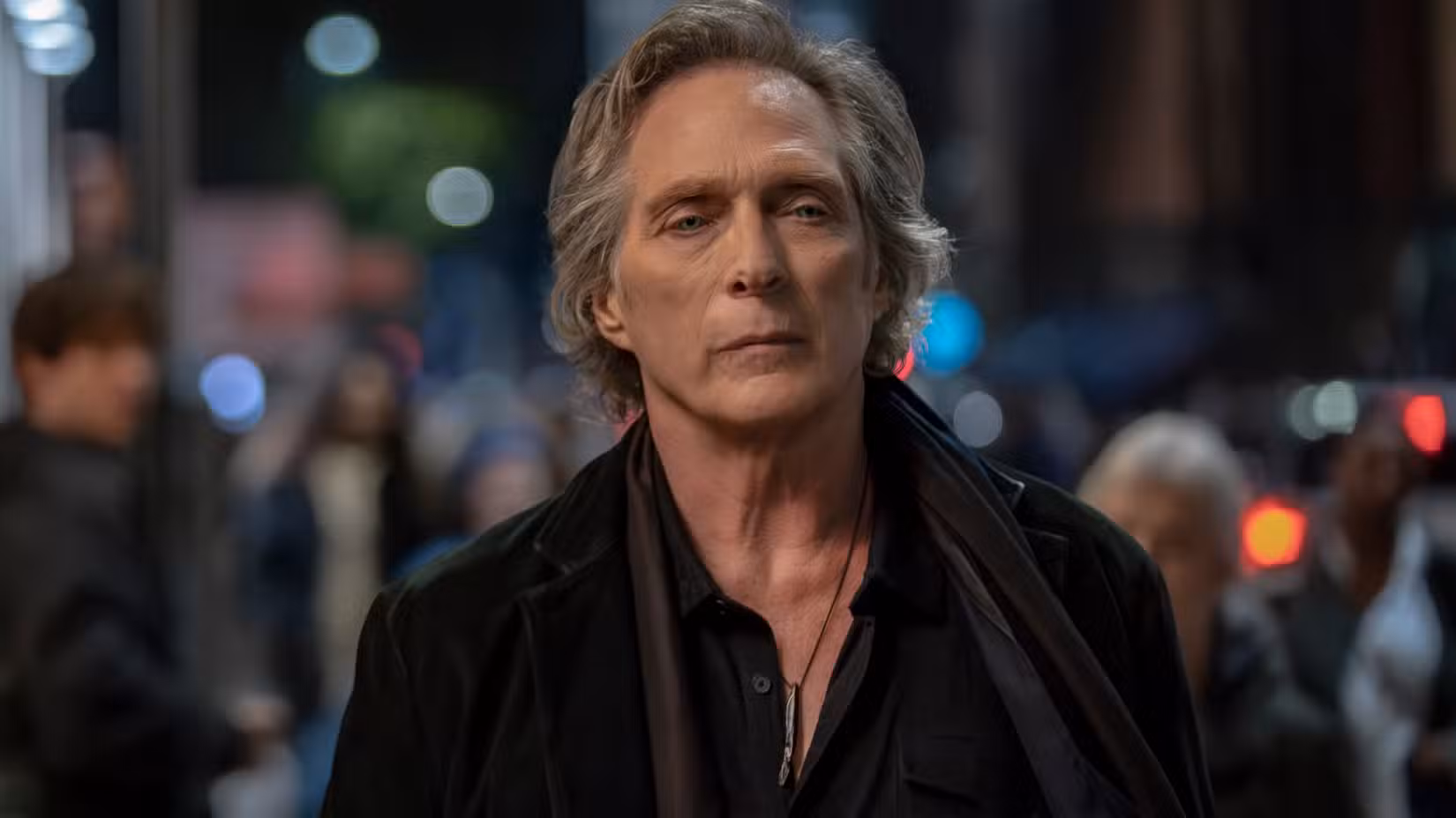 Jasper (William Fichtner) caminha pelas ruas de Londres em Talamasca