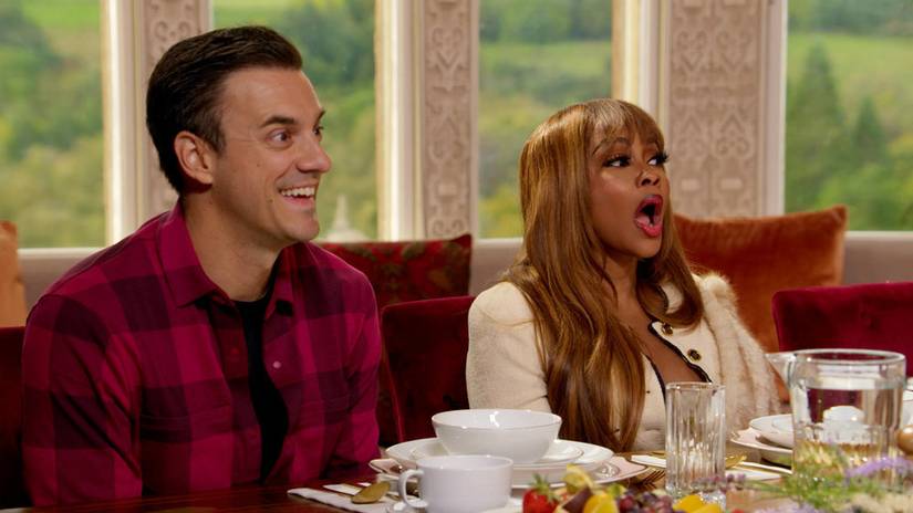 Dan Gheesling e Phaedra Parks sentam-se à mesa do café da manhã em uma foto de Os Traidores. Dan tem um sorriso levemente surpreso no rosto, enquanto Phaedra está com a boca aberta em estado de choque.