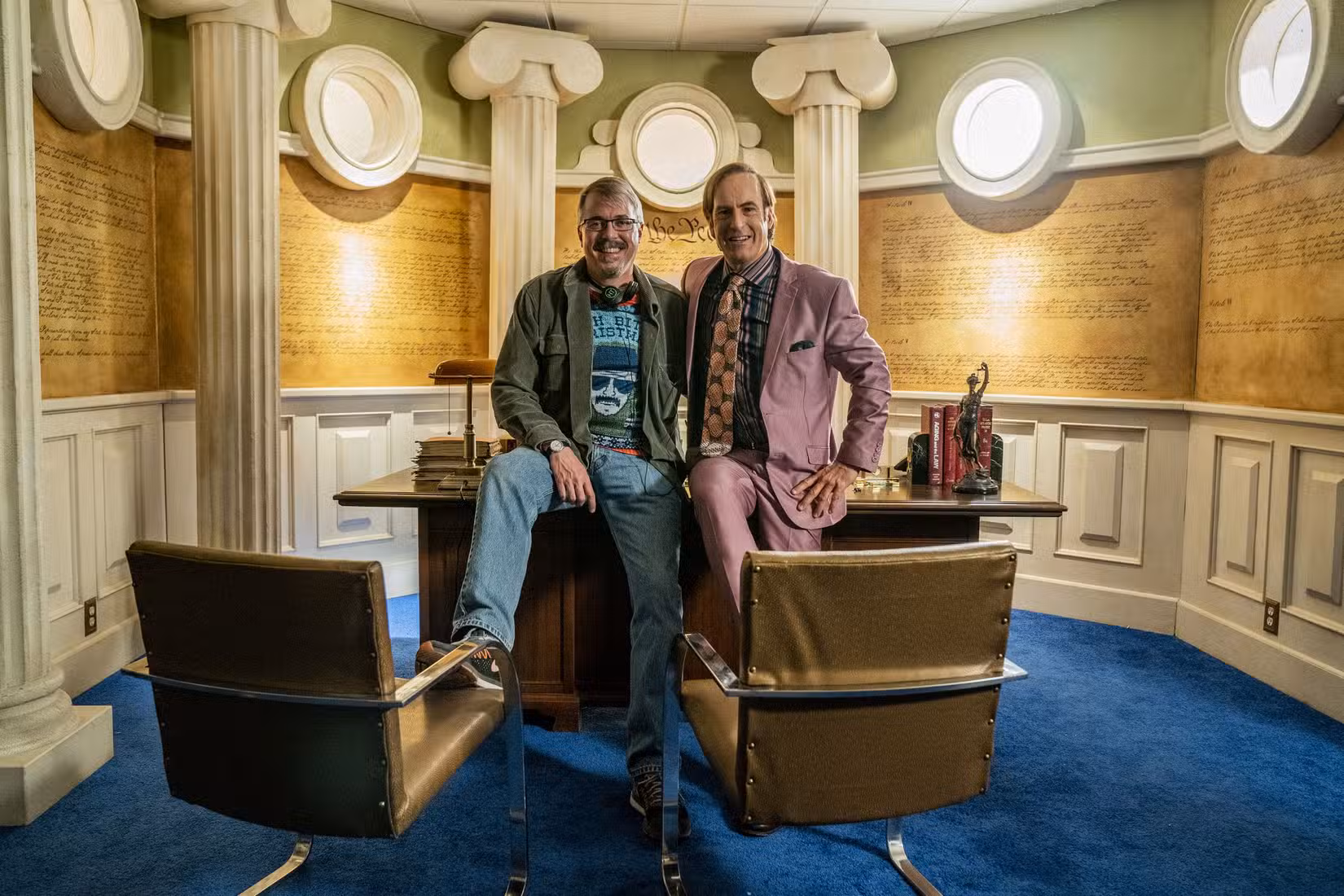 Vince Gilligan no set de Better Call Saul com Bob Odenkirk