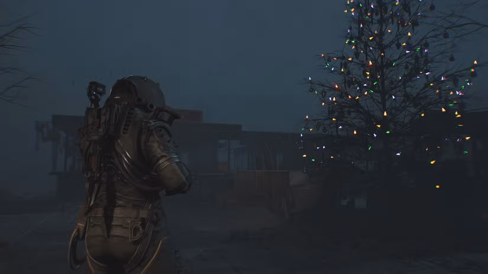 O Viajante olha para uma árvore de Natal.