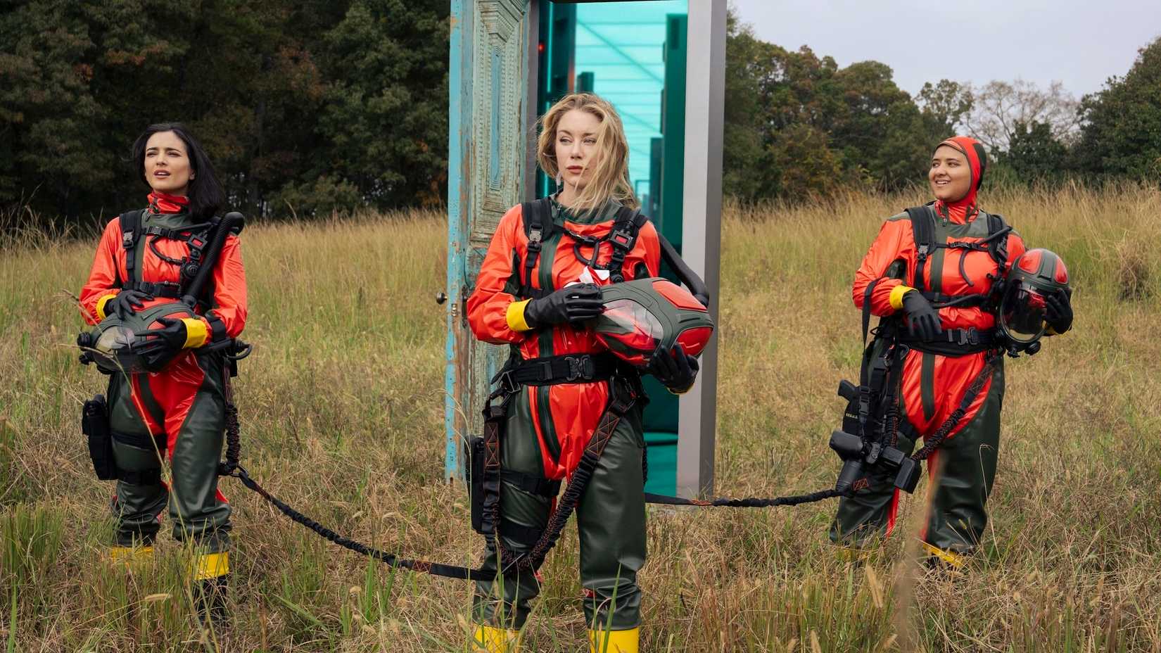 Sasha Bordeaux (Sol Rodriguez), Emilia Harcourt (Jennifer Holland) e Angler (Anissa Matlock) usam trajes de proteção enquanto exploram outro planeta na 2ª temporada do Peacemaker