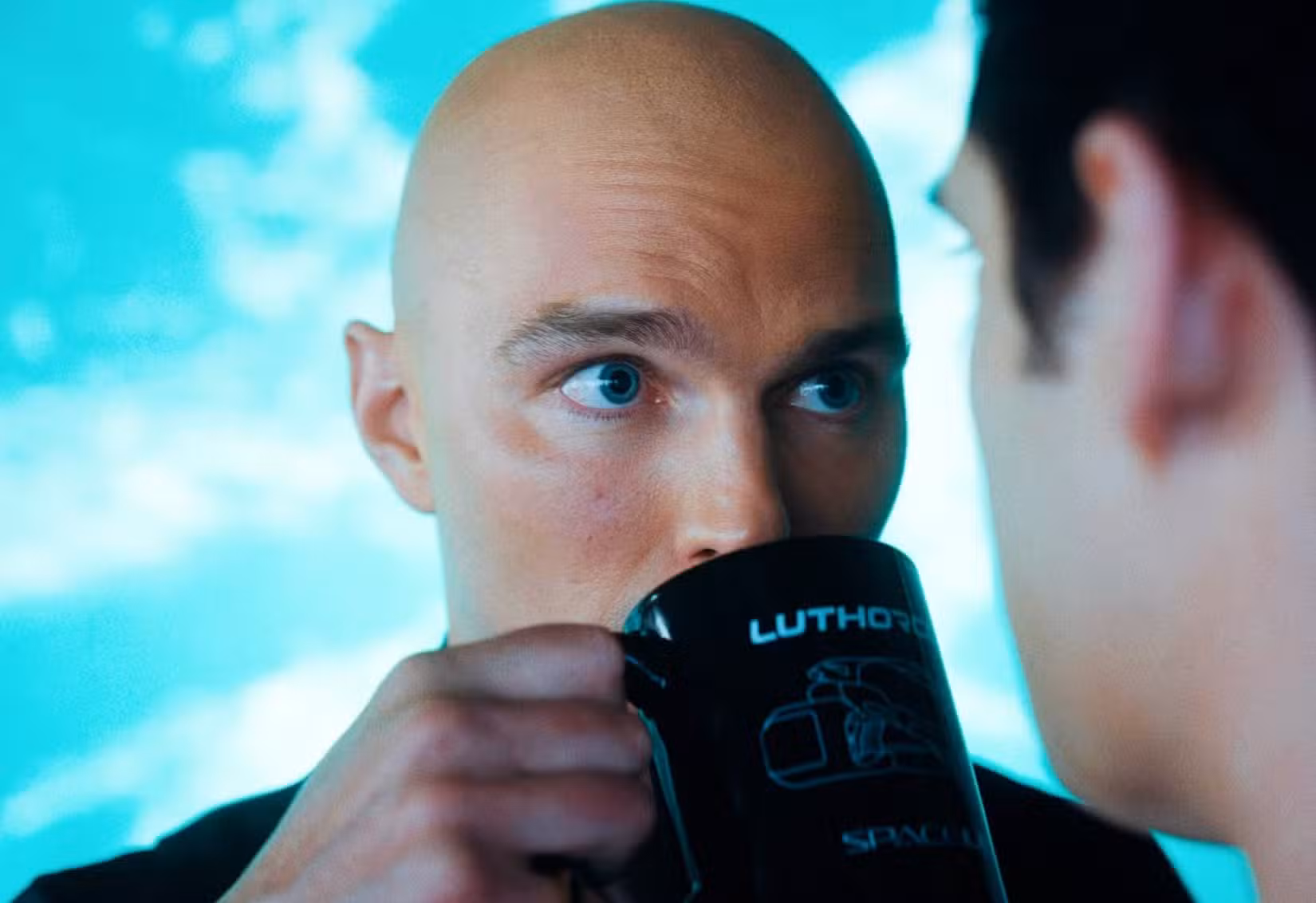 Lex Luthor toma um gole de café no filme Superman de 2025