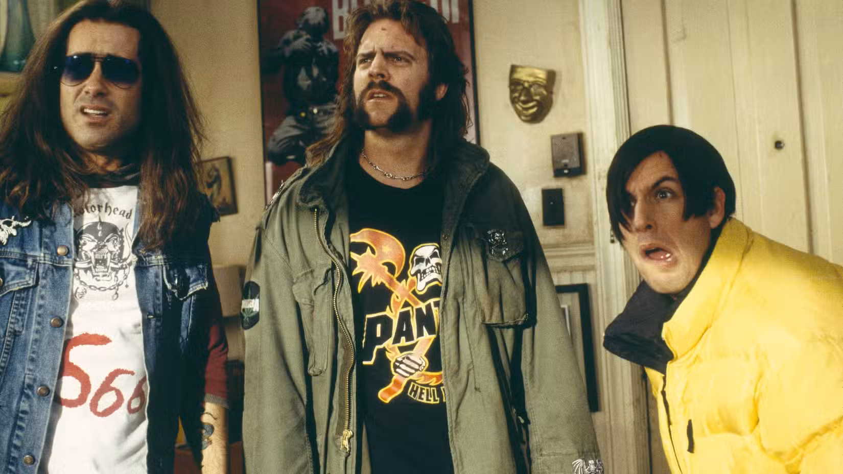 Peter Dante, Jonathan Loughran e Adam Sandler parecendo confusos em um apartamento em Little Nicky