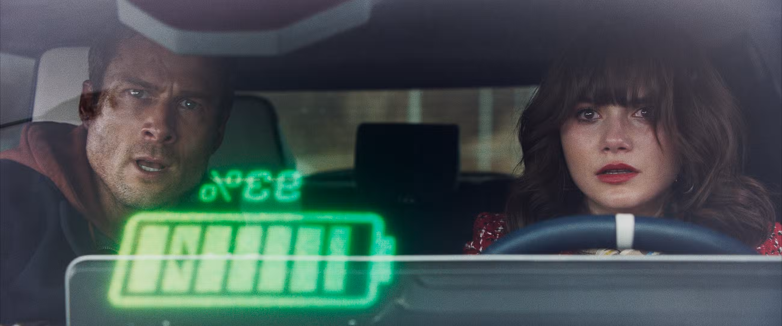 Glen Powell comanda um carro autônomo em The Running Man e sequestra seu dono