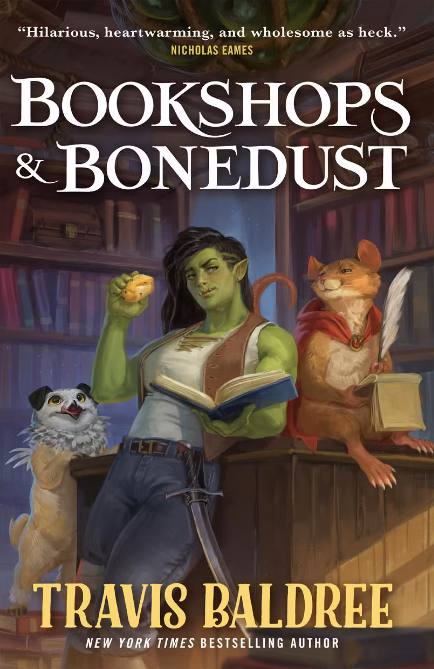 A capa de Bookshops & Bonedust de Travis Baldree, apresentando uma orc feminina de cabelos pretos segurando um livro aberto e encostada no balcão de uma livraria, ao lado de um ratkin com pergaminho e uma pena