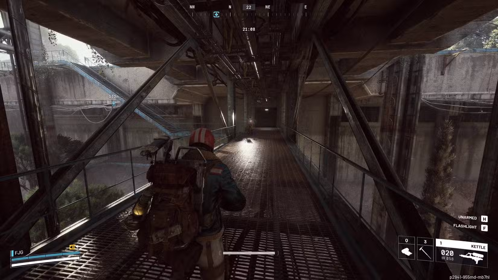 O jogador em Arc Raiders olhando para outro jogador apontando sua lanterna para o final de uma ponte de metal.