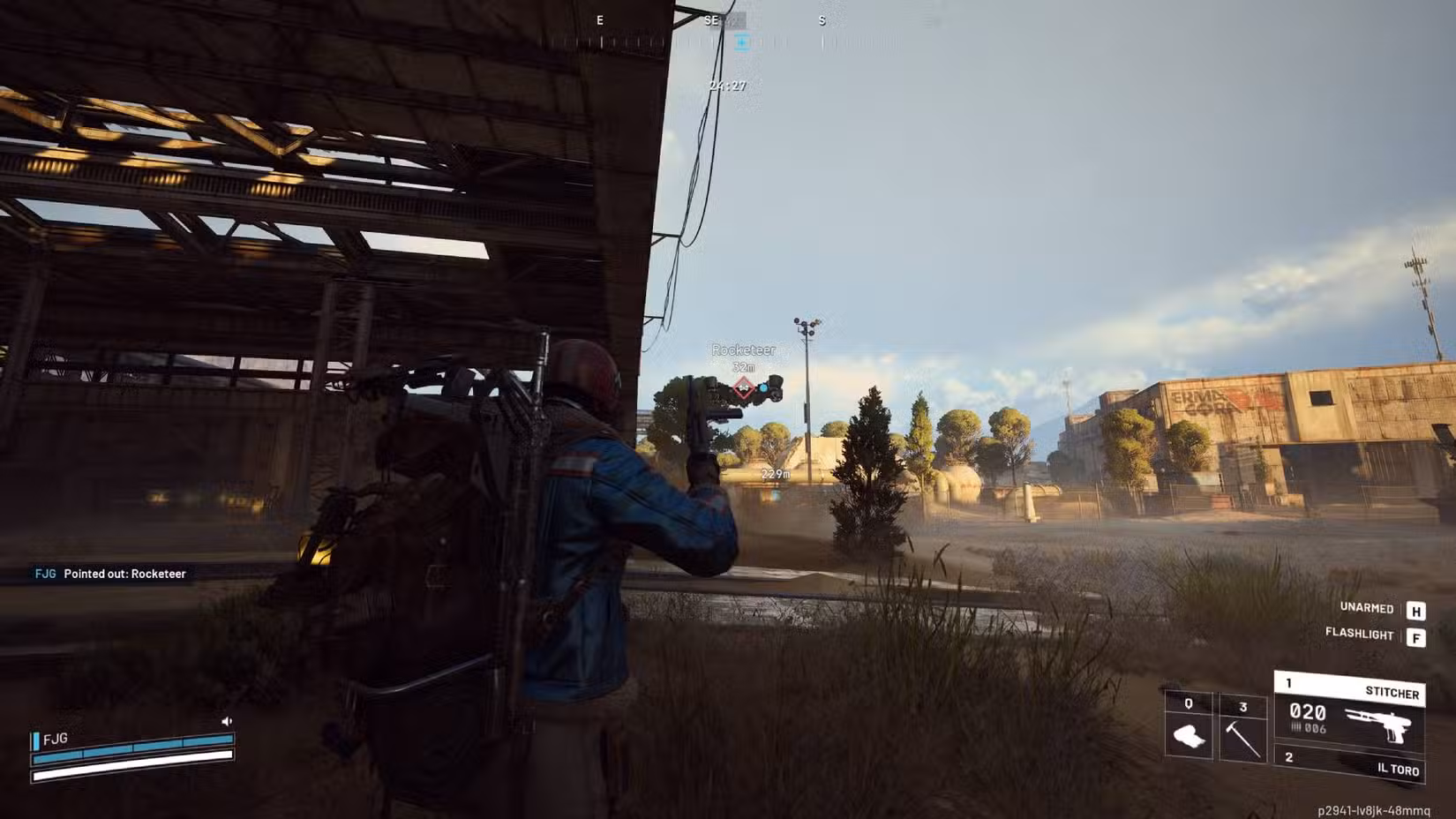 O jogador olhando para um Rocketeer em Arc Raiders, pairando baixo fora de um armazém.