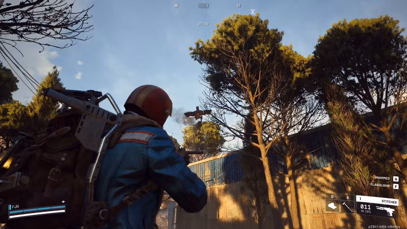 O jogador atirando em um Hornet em Arc Raiders, um pequeno drone voador.