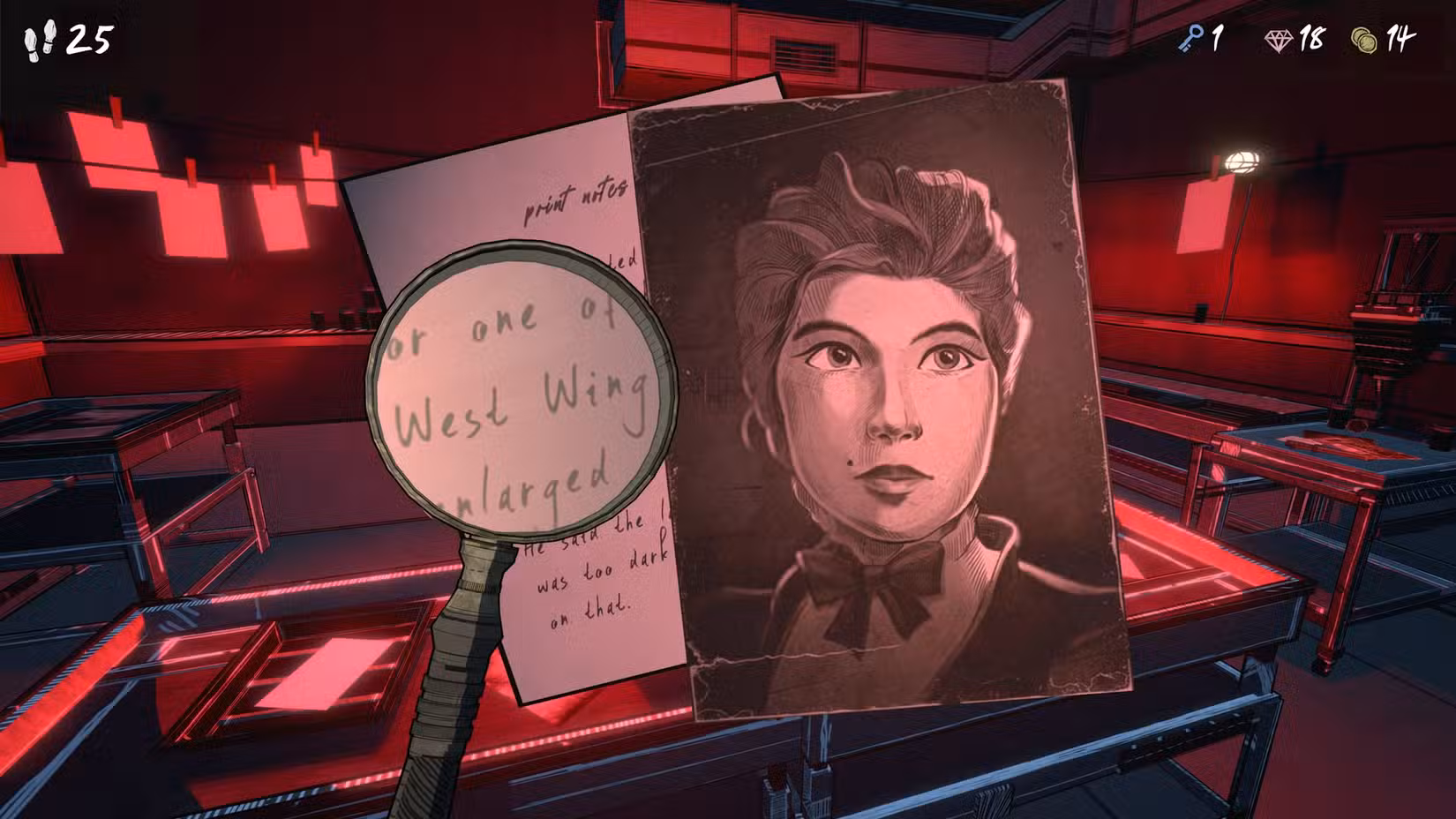 Uma lupa investiga uma nota anexada a uma foto de uma mulher em uma câmara escura iluminada em vermelho