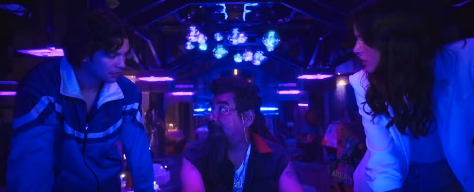 Jaime, seu tio e sua nova amiga (ou possível interesse amoroso?) Jenny se reúnem em um covil anterior semelhante a uma Batcaverna do Besouro Azul em uma cena do filme de super-heróis da DC Besouro Azul.