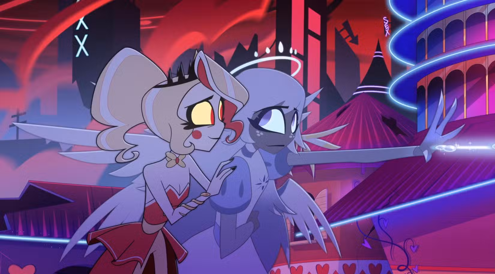 Emily, um serafim com uma asa danificada sangrando ouro, e Charlie Morningstar, um demônio humanóide, sorriem um para o outro na 2ª temporada do Hazbin Hotel