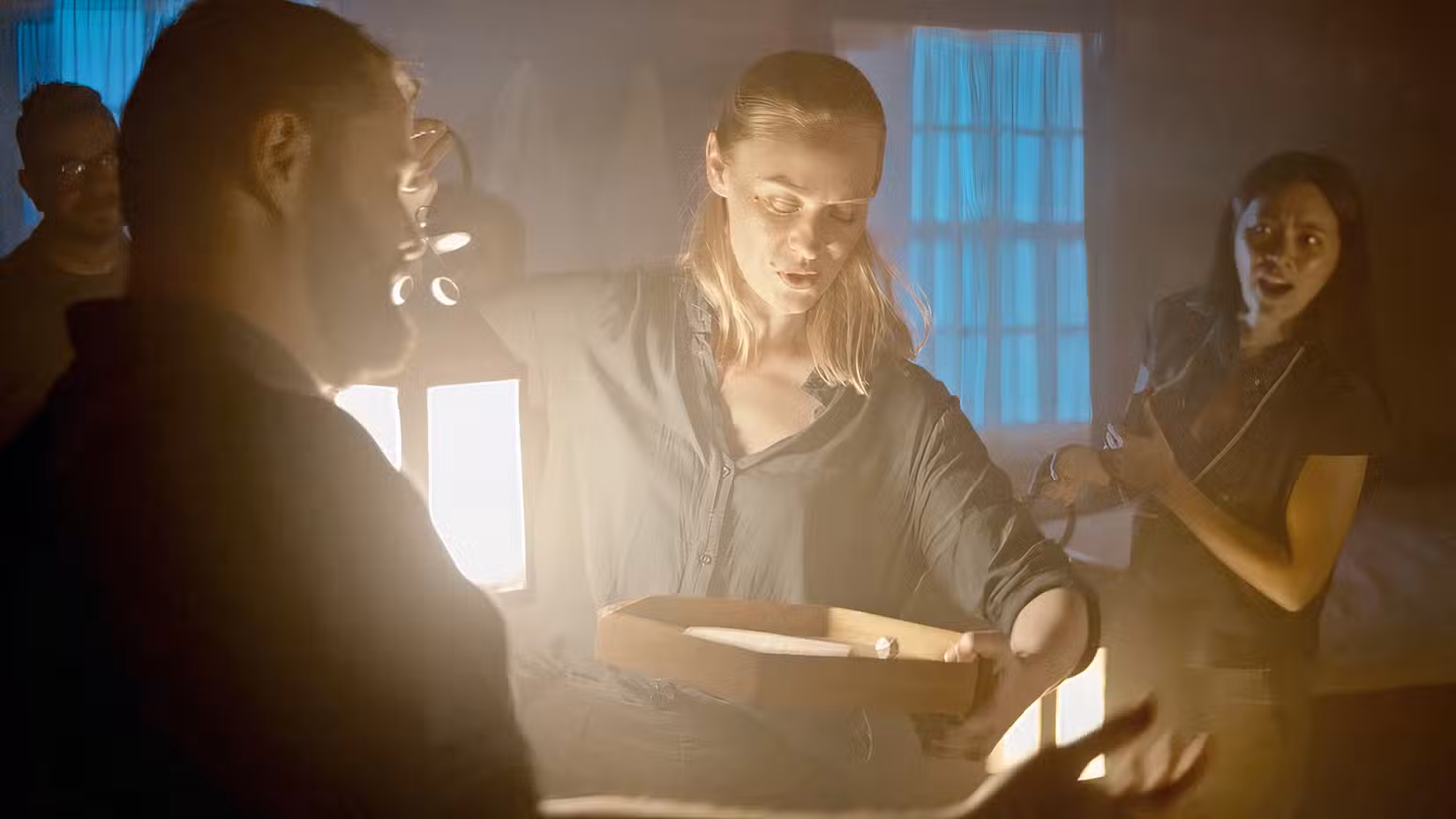 Uma imagem de Deborah Ann Woll segurando uma lanterna no episódio 3 de Tales From Woodcreek